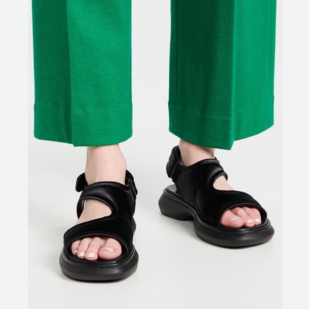 Vince I Fresca
Women /size 8 New 
$285
Color: Black